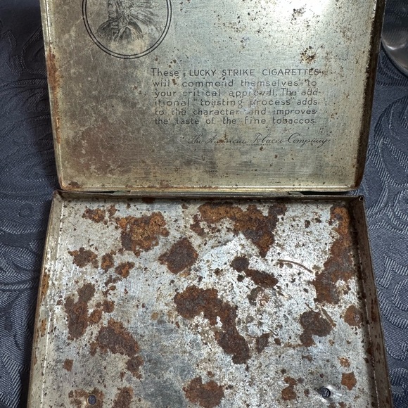 Lucky Strike Cigarette Tin - Picture 8 of 9